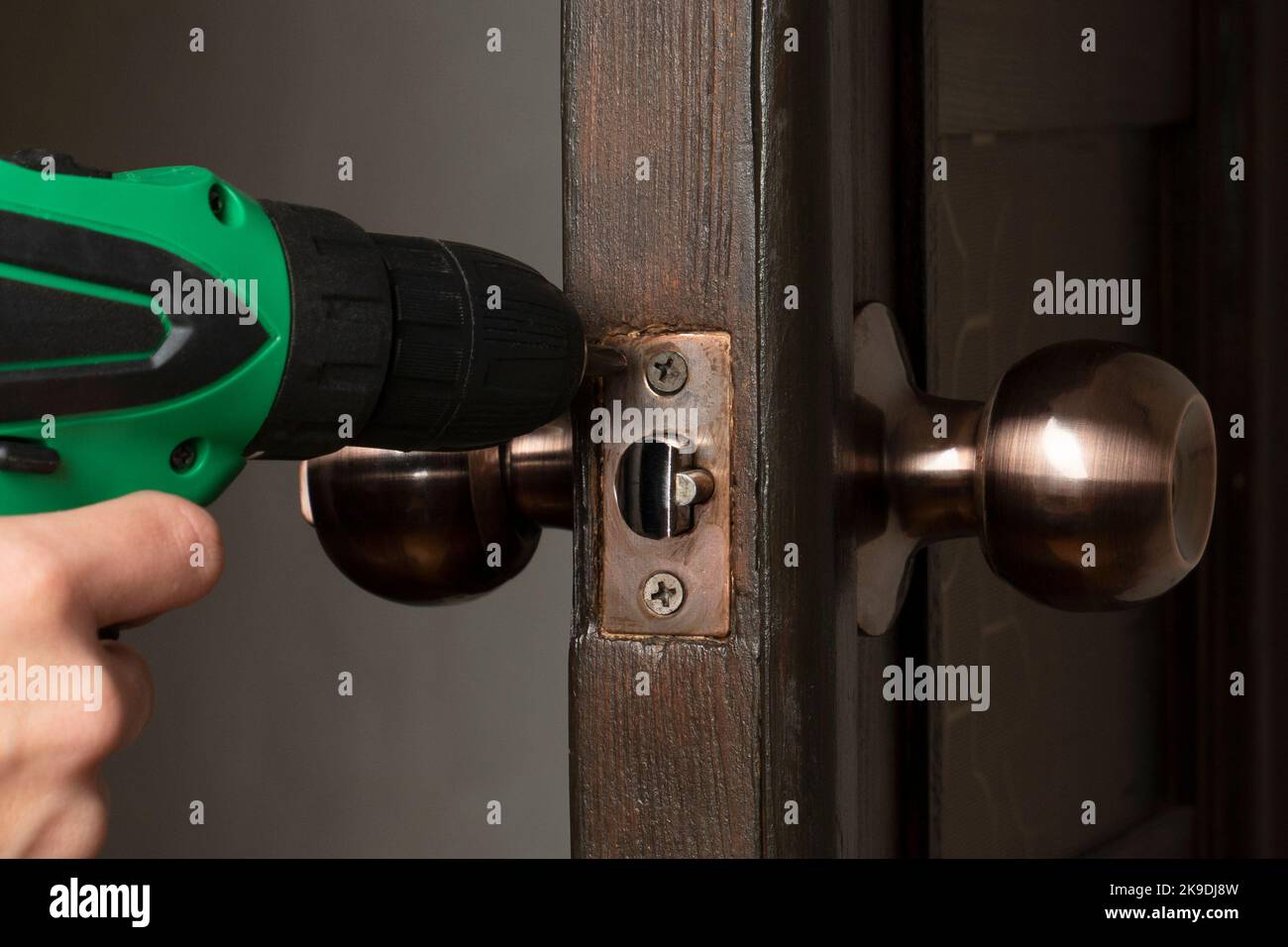 remplacement, installation d'une serrure de porte en bois. Banque D'Images