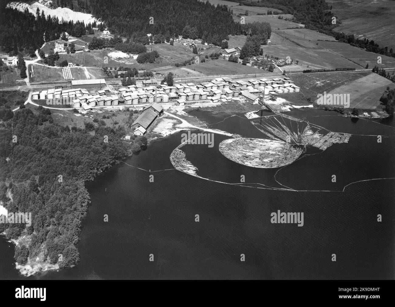 Photo aérienne sur Öjervik. Le bâtiment à droite avec la cheminée sur l'eau est la scierie d'Öjervik et était en exploitation 1916-1963. Le deuxième bâtiment près de l'eau avec cheminée est le malickworks de Malvikens qui étaient en opération entre environ 1906 et 1950.jp Banque D'Images