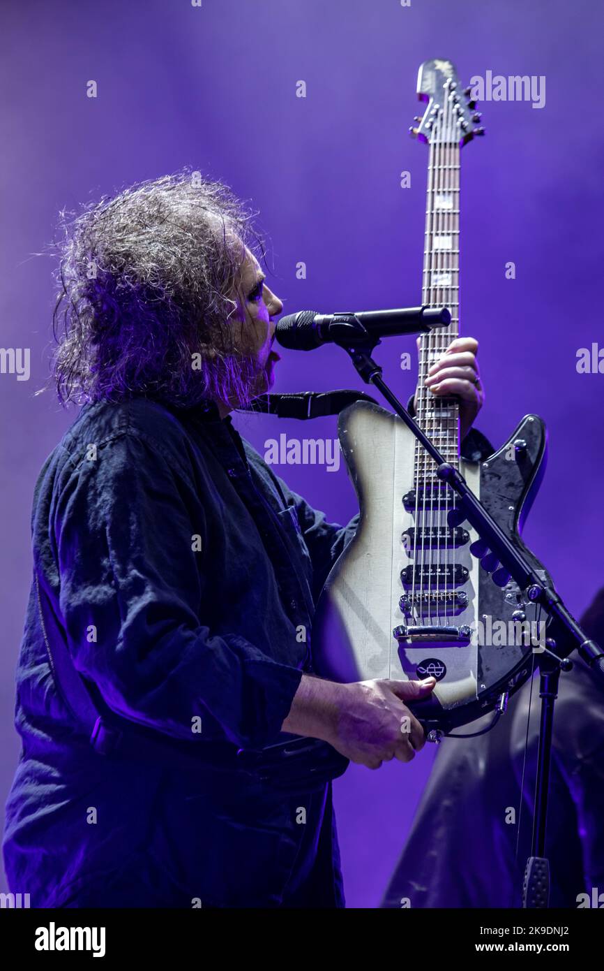 Octobre. 27th 2022. Zagreb, Croatie - le célèbre chanteur britannique Robert Smith avec son groupe de rock gothique, The Cure, interprète un concert en direct Banque D'Images