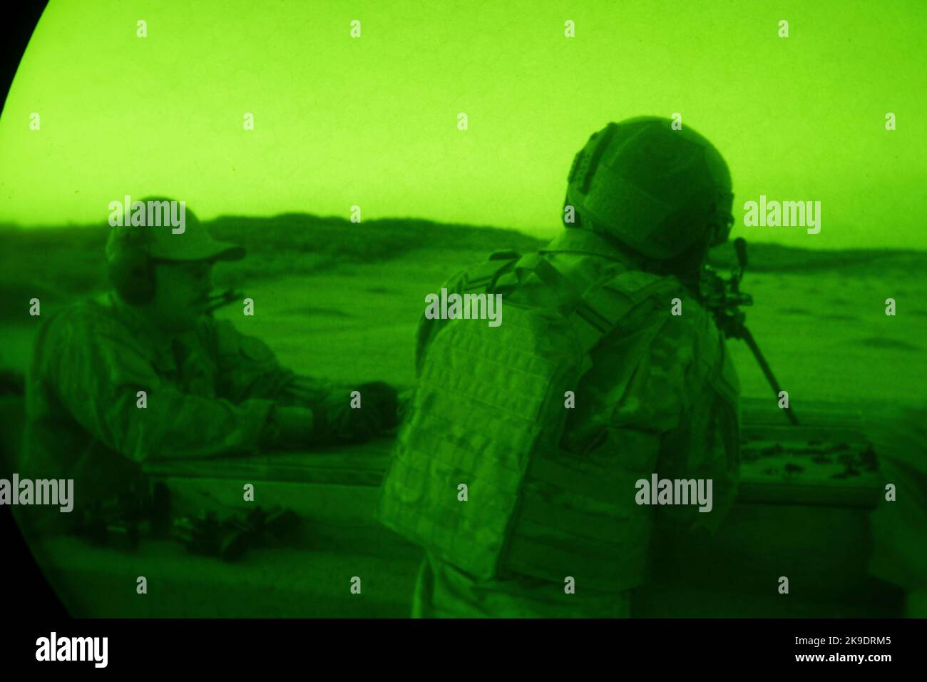 Sergent d'état-major de la Force aérienne des États-Unis Cody Young, instructeur de cours de mitrailleuse légère, centre, donne des instructions à Airman First Class Devonte Wartell sur l'utilisation appropriée d'un oscilloscope thermique monté sur une mitrailleuse légère M249 avant un exercice nocturne de feu en direct à la réserve d'entraînement militaire de la base conjointe San Antonio-Camp Bullis, Texas, le 5 octobre 2022. Le LMGC de deux semaines se termine par une familiarisation avec les armes à feu vivant de trois jours dans de multiples conditions conçues pour préparer les étudiants aux exigences de la première journée de mission dans les futurs lieux où cette formation n'est pas disponible. (É.-U. Photo de la Force aérienne par Brian Boisv Banque D'Images