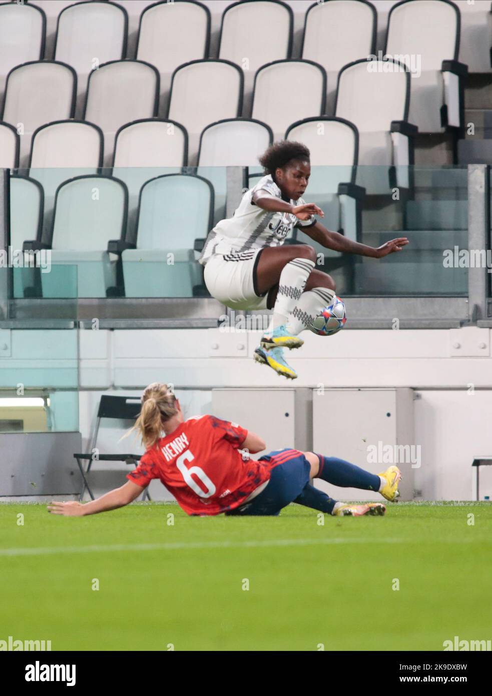 Beerensteyn de Juventus Women et Perle Morroni de l'Olympique Lyonnais lors de l'UEFA Women's Champions League Group C, match de football entre Juventus Women et l'Olympique Lyonnais le 27 octobre 2022 au stade Allianz de Turin, Italie. Photo Nderim Kaceli crédit: Live Media Publishing Group/Alay Live News Banque D'Images