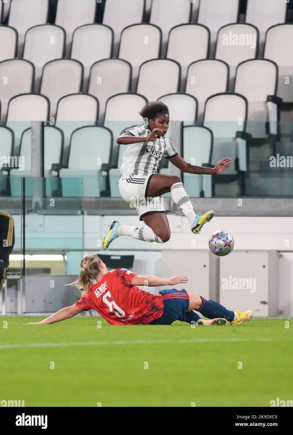 Beerensteyn de Juventus Women et Perle Morroni de l'Olympique Lyonnais lors de l'UEFA Women's Champions League Group C, match de football entre Juventus Women et l'Olympique Lyonnais le 27 octobre 2022 au stade Allianz de Turin, Italie. Photo Nderim Kaceli crédit: Live Media Publishing Group/Alay Live News Banque D'Images