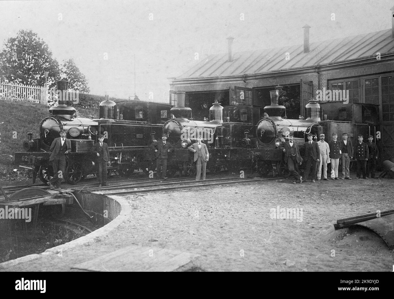 Trois locomotives à vapeur à l'extérieur de Växjö-Tingsryds Railway Lokstall à Växjö. De gauche à droite, le VTJ Lok 62 'Helge' en a fabriqué 1900, a été abandonné et mis au rebut en 1953. VTJ Lok 60 'Wexiö, fabriqué en 1896, abandonné en 1954, mis au rebut en 1956 et VTJ Lok 61' Inge', fabriqué en 1896, démoli et mis au rebut en 1949. Banque D'Images