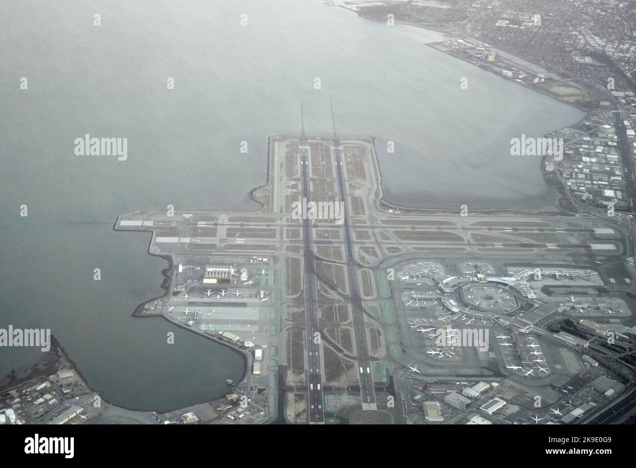 Une vue aérienne de l'aéroport international de San Francisco (SFO), mardi 25 octobre 2022, à San Francisco. Banque D'Images