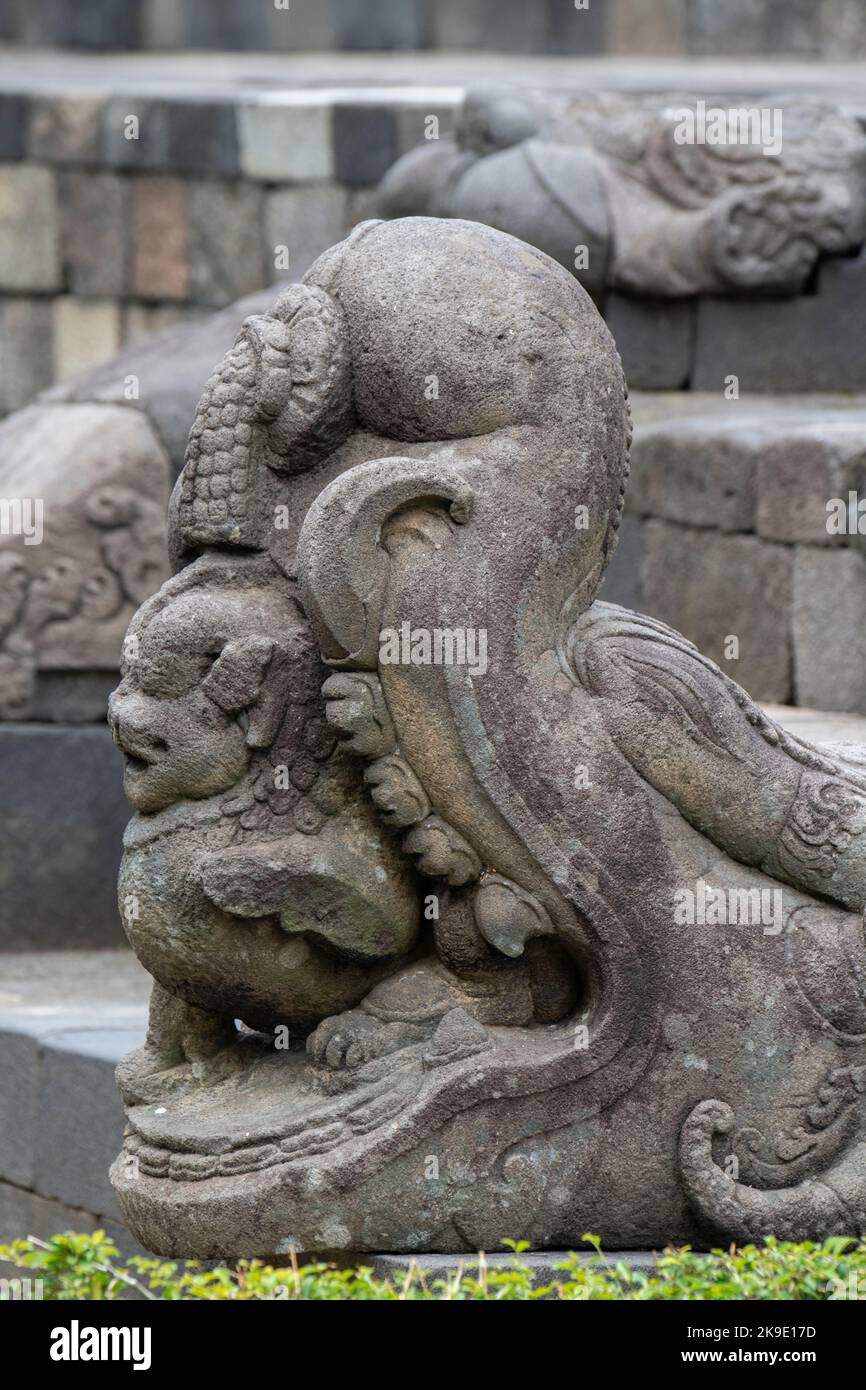 Indonésie, Java, Borobudur. Le plus grand monument bouddhiste du monde, vers 780-840 après J.-C. Patrimoine mondial de l'UNESCO. Détail de créature mythique. Banque D'Images