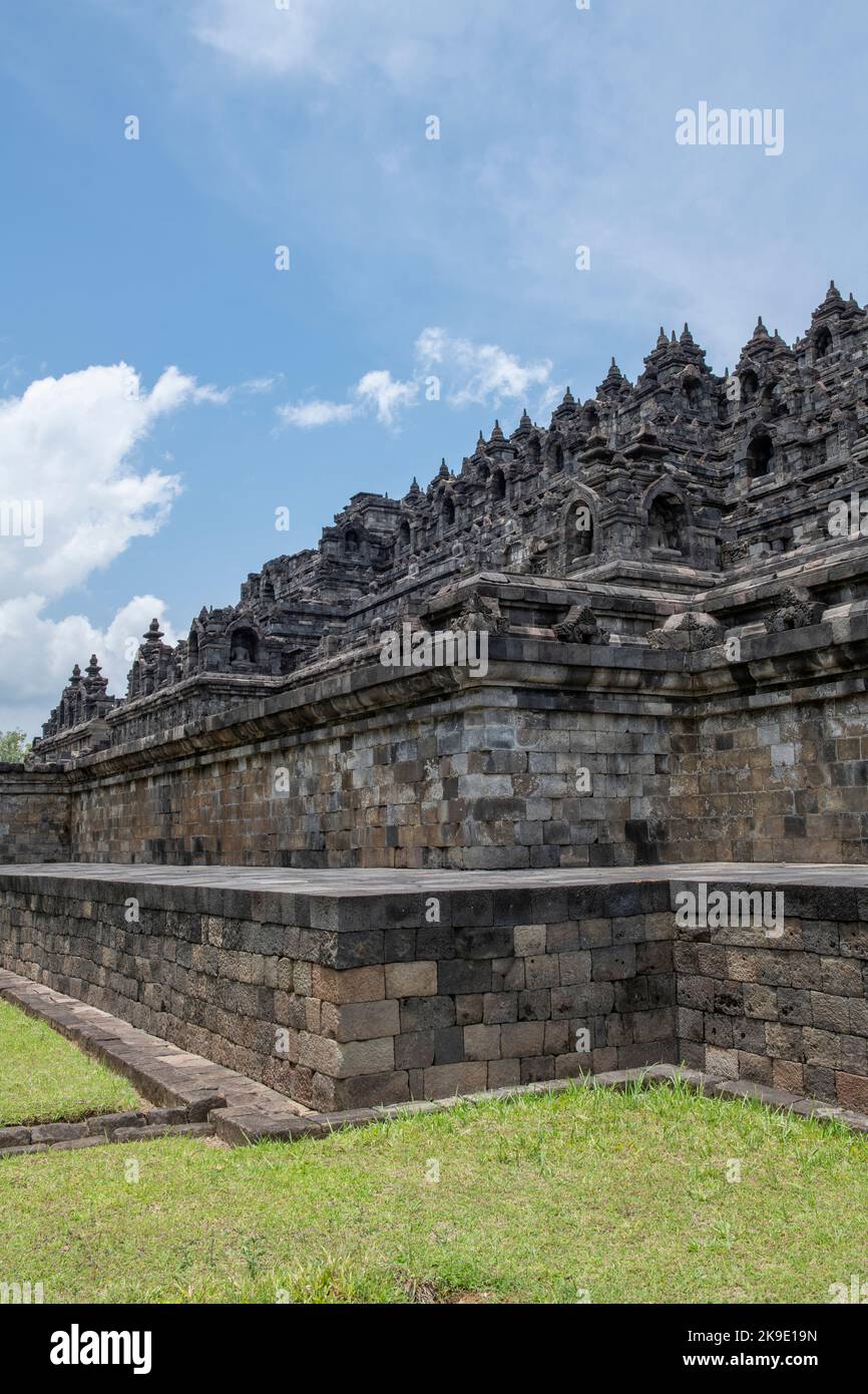 Indonésie, Java, Borobudur. Le plus grand monument bouddhiste du monde, vers 780-840 après J.-C. Vue d'ensemble du temple extérieur. Patrimoine mondial de l'UNESCO. Banque D'Images