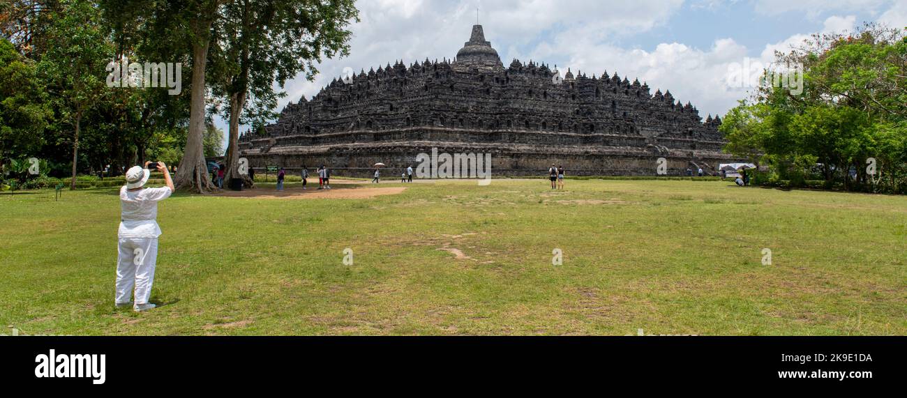 Indonésie, Java, Borobudur. Le plus grand monument bouddhiste du monde, vers 780-840 après J.-C. Vue d'ensemble du temple extérieur. Patrimoine mondial de l'UNESCO. Banque D'Images