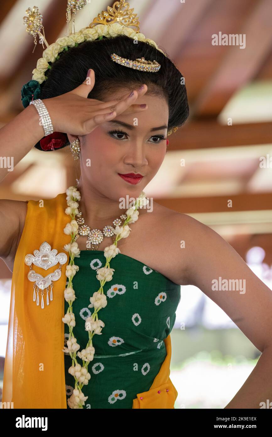 Indonésie, Java, Borobudur. Danseurs folkloriques culturels en tenue traditionnelle. Banque D'Images