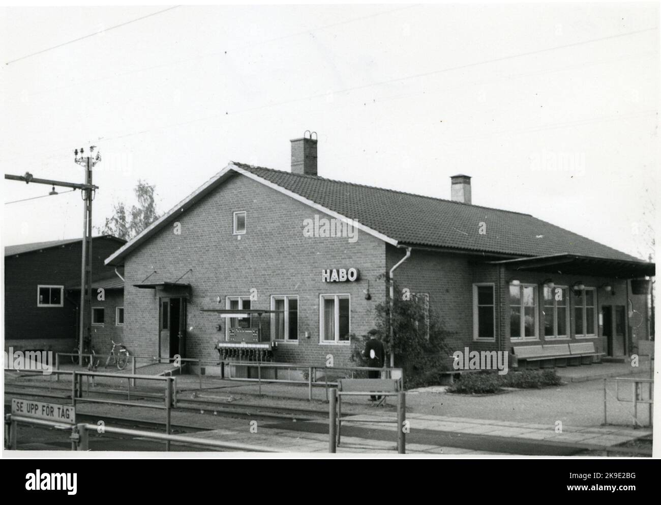 La gare a été construite en 1867. Stationshus en bois, modèle Habo, remplacé par un bâtiment en brique d'un étage en 1949. Pinsbyråkiksk Banque D'Images