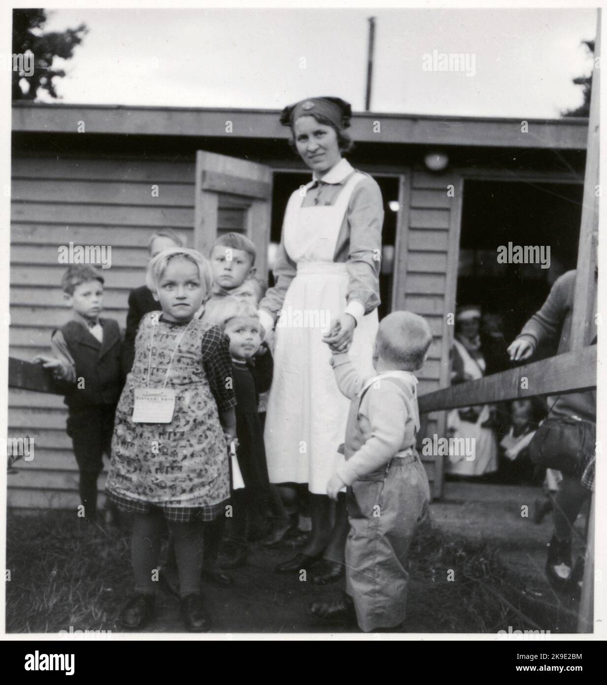 Des enfants de Finlande dans le cadre de l'évacuation des enfants pendant la guerre, ici à la gare de Krylbo. Banque D'Images