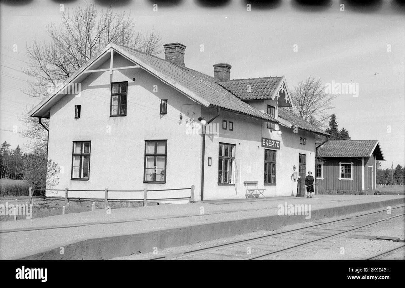 Station Ekeryd. Dès le début, c'était un arrêt. La zone de circulation a été ouverte en 1894. Station complète depuis 1925. Maisons de station d'un étage et demi. La photo montre une garde de site femelle. Banque D'Images
