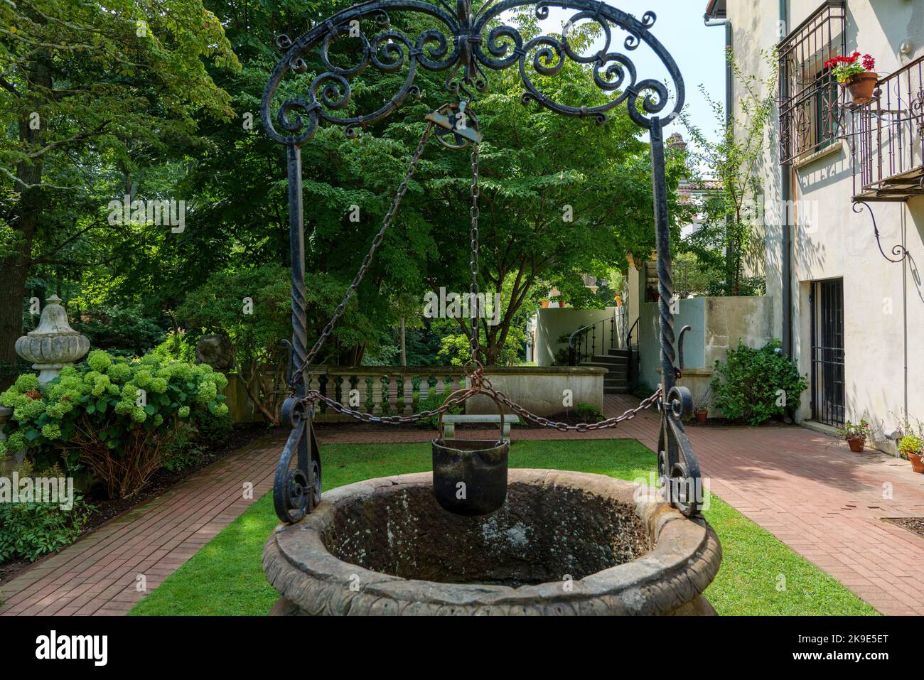 Ancien puits avec un seau et un cadre forgé au Vanderbilt Museum long Island New York Banque D'Images