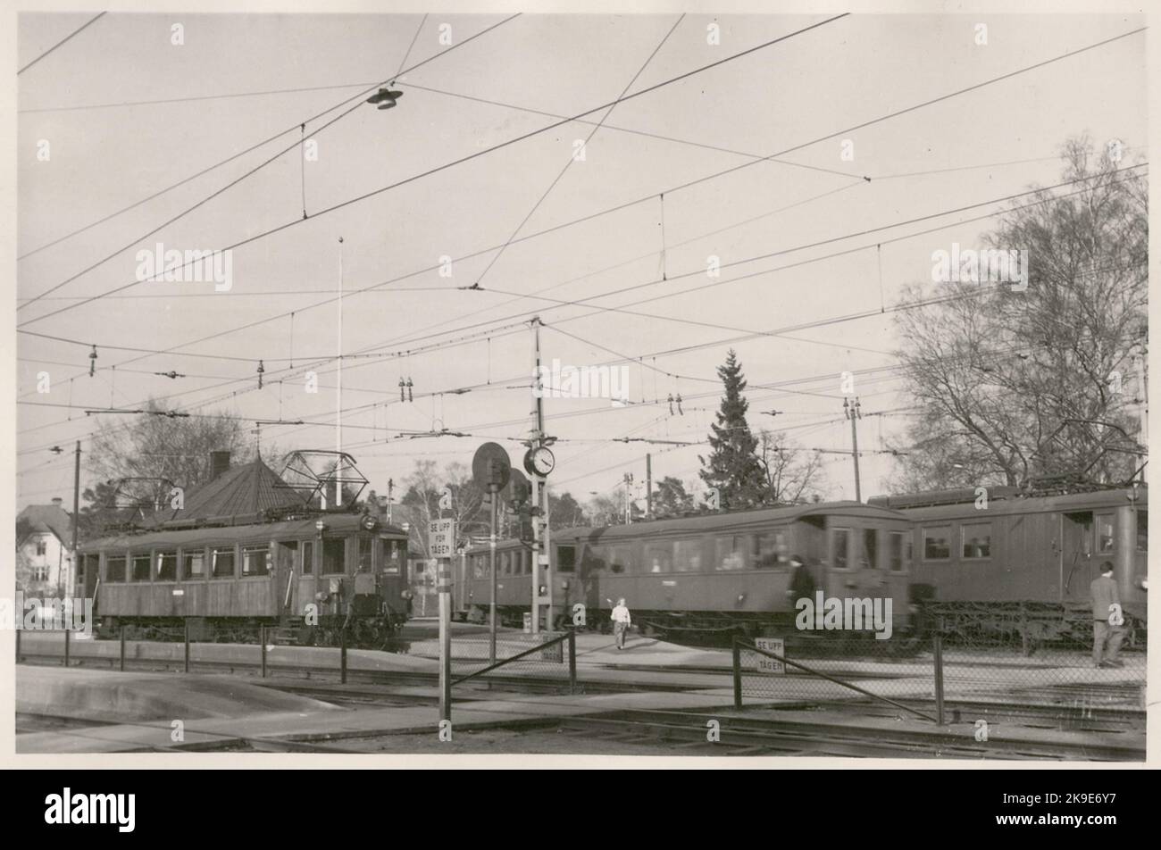 La gare Ösby de Djursholm 18/4-1952 au wagon électrique gauche 14 a été convertie en 1500 volts 1946, remorque depuis 1953 au train droit avec un train à moteur de 120 remorques classe 12 (anciennement wagon à moteur) et de 43 longueurs au wagon à droite 18 Banque D'Images