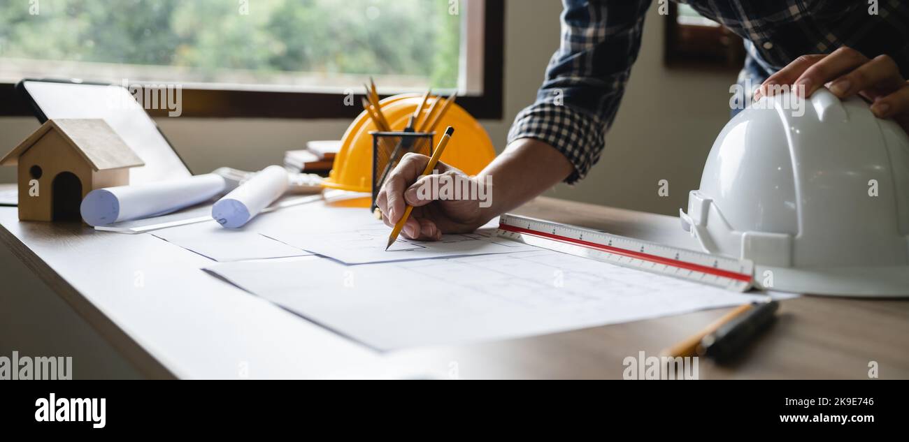 Ingénieur architecte concepteur indépendant travailler sur le dessin de projet de démarrage, plan de construction. Architecte conception de travail dessin plans d'esquisse plans de projet Banque D'Images