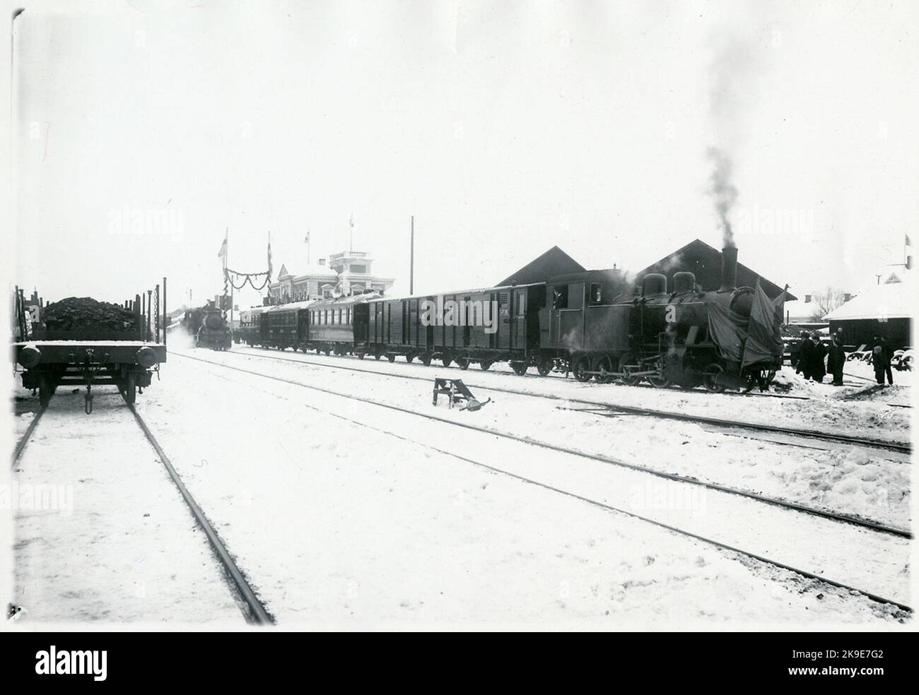 Inauguration du chemin de fer Eksjö-Österbymo à la gare d'Eksjö. La locomotive la plus proche est le numéro 1 et est ornée d'un fanborg. Banque D'Images