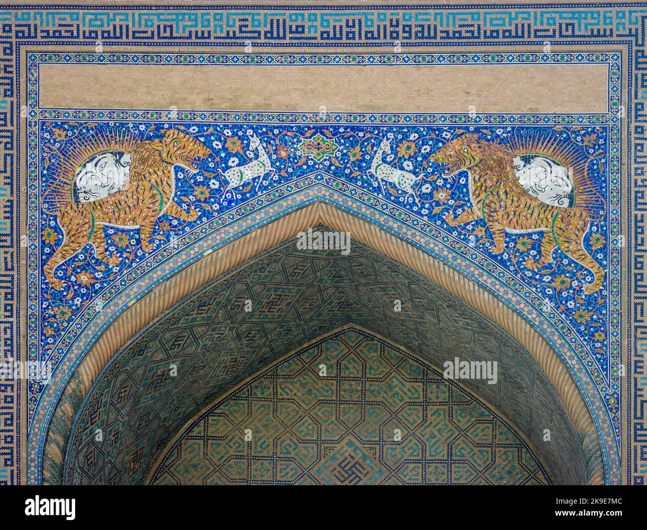 Belle mosaïque avec le symbole du tigre et du soleil sur iwan de Sher Dor madrassa, classé au patrimoine mondial de l'UNESCO, Samarkand, Ouzbékistan Banque D'Images
