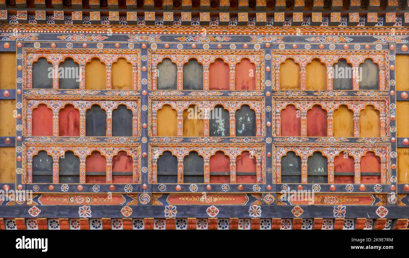 Détail de l'architecture buthanese traditionnelle colorée dans la cour intérieure de Paro dzong également connu sous le nom de Rinpung dzong, Bhoutan occidental Banque D'Images
