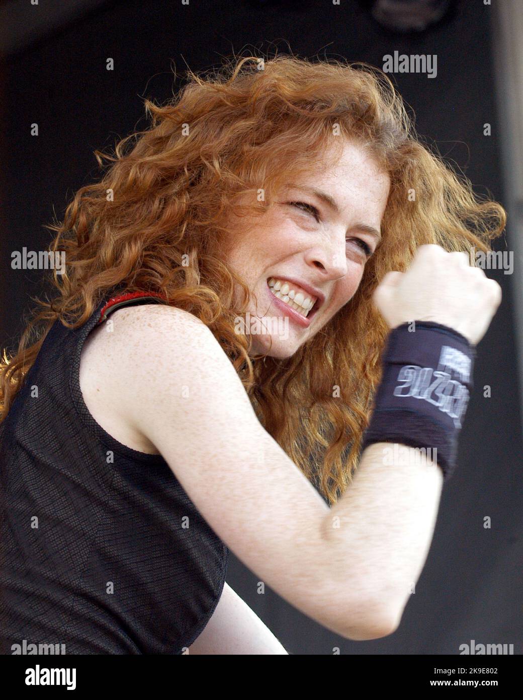 Melissa Auf der Maur se produit à la quatrième date de la tournée du festival Curiosa à 29 juillet 2004 à Atlanta, l'amphithéâtre Hi-Fi Buys de Géorgie. CRÉDIT: Chris McKay / MediaPunch Banque D'Images