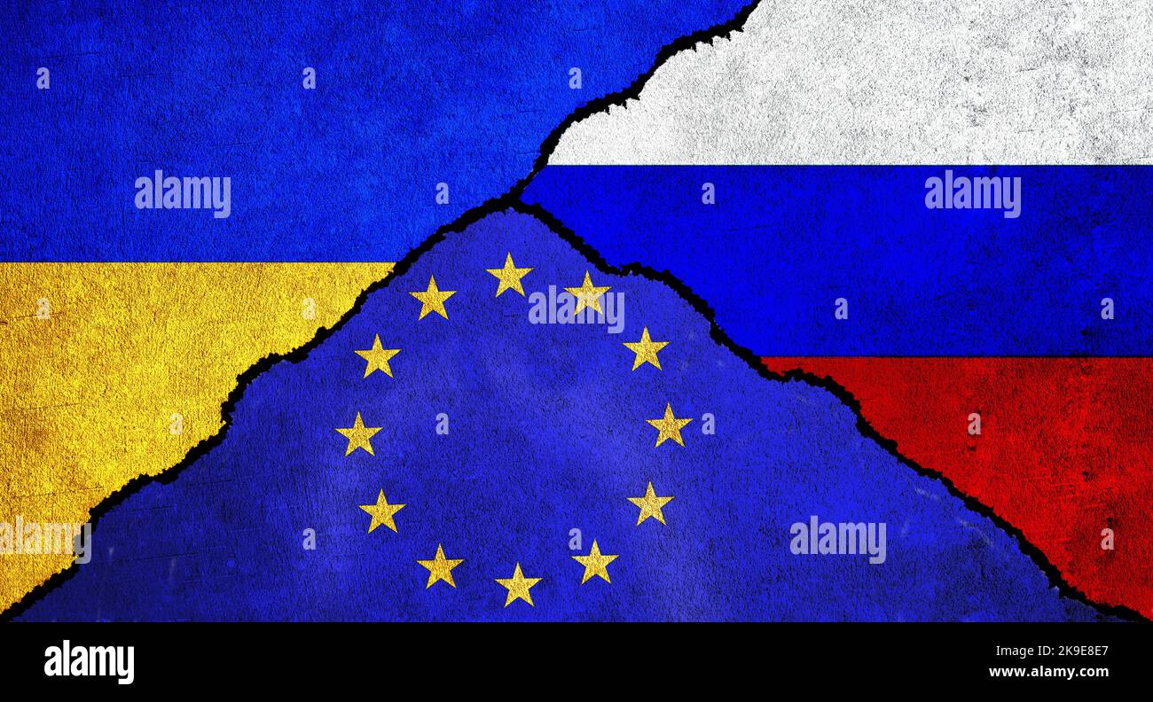 La Russie, l'Ukraine et l'Union européenne (UE) arborent un drapeau sur le mur. Relations diplomatiques entre la Russie, l'UE et l'Ukraine Banque D'Images
