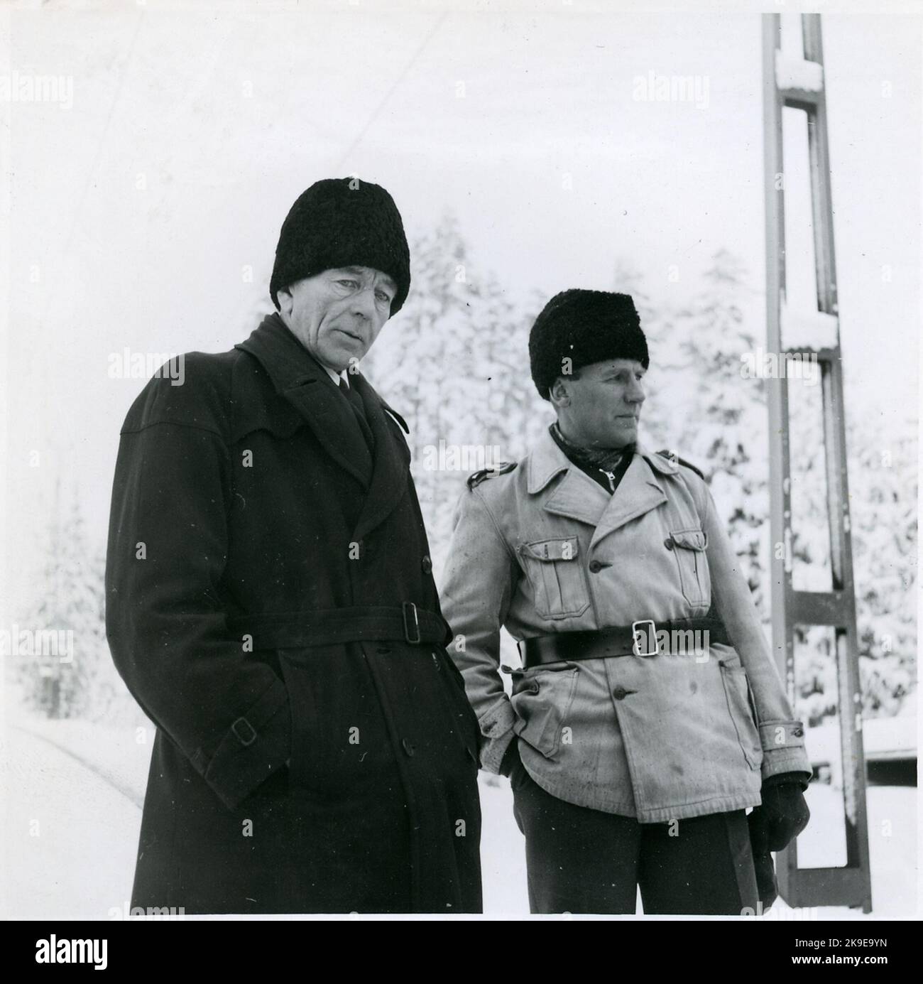 Wiklund, ingénieur de section, et Palm, maître d'arbre, au bâtiment à double voie sur la ligne entre Finnerödja et Laxå. Banque D'Images