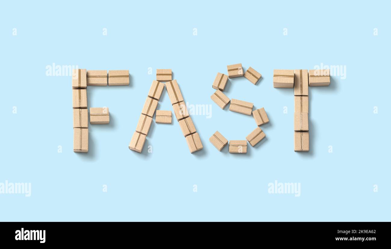 Word FAST fait à partir de boîtes en carton sur un fond bleu. Banque D'Images