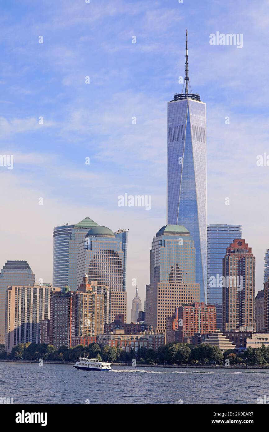 Les gratte-ciels de New York (Lower Manhattan) vue de l'eau y compris un bateau, USA Banque D'Images