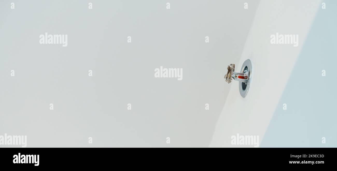 Détecteur d'incendie monté sur le toit de la maison ou de l'appartement. Concept de sécurité et de conflagration Banque D'Images