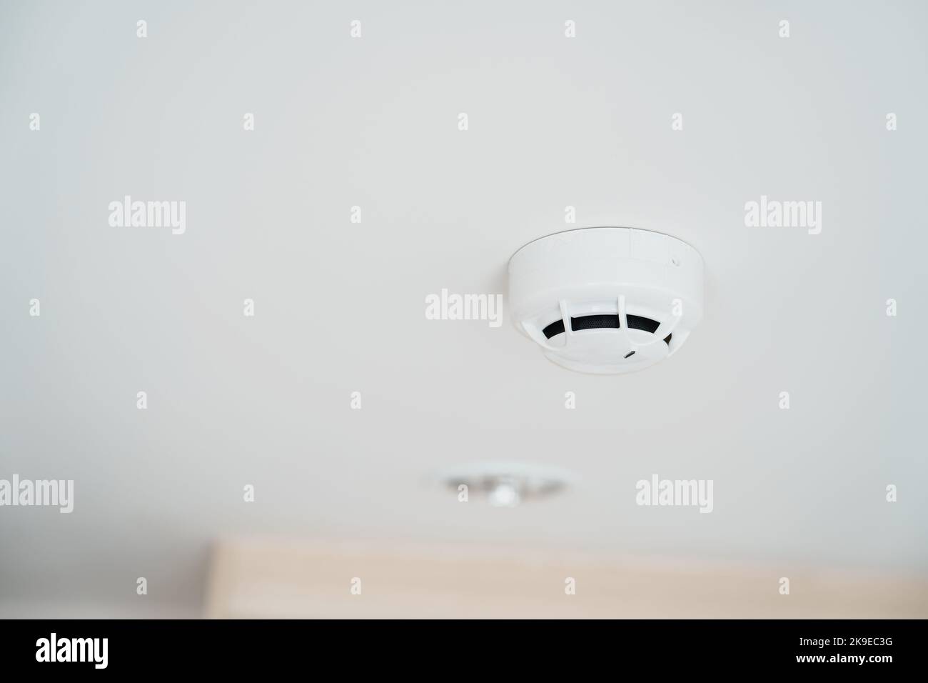 Détecteur de fumée monté sur le toit dans la maison ou l'appartement. Concept de sécurité et de conflagration Banque D'Images