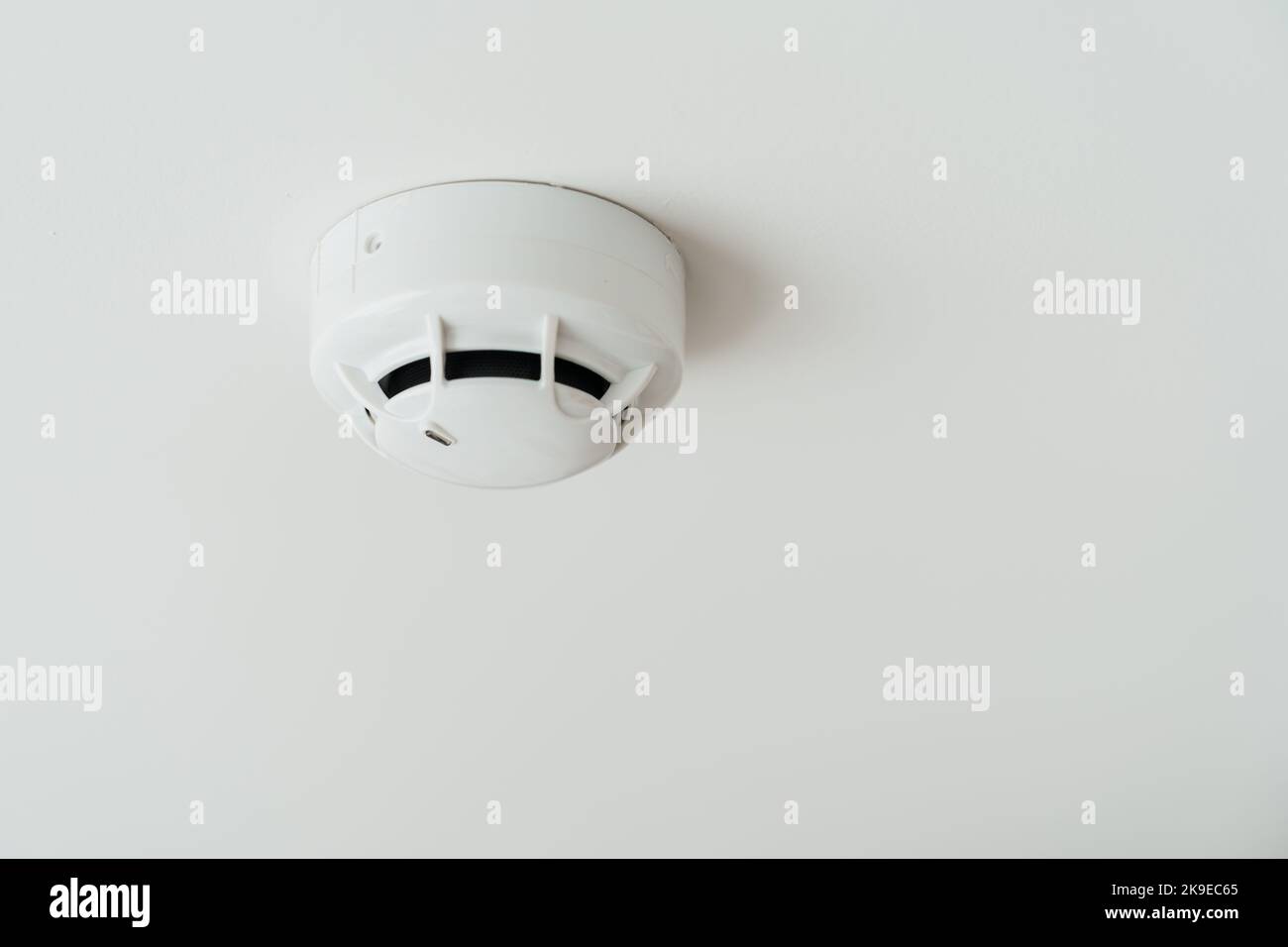 Détecteur de fumée monté sur le toit dans la maison ou l'appartement. Concept de sécurité et de conflagration Banque D'Images