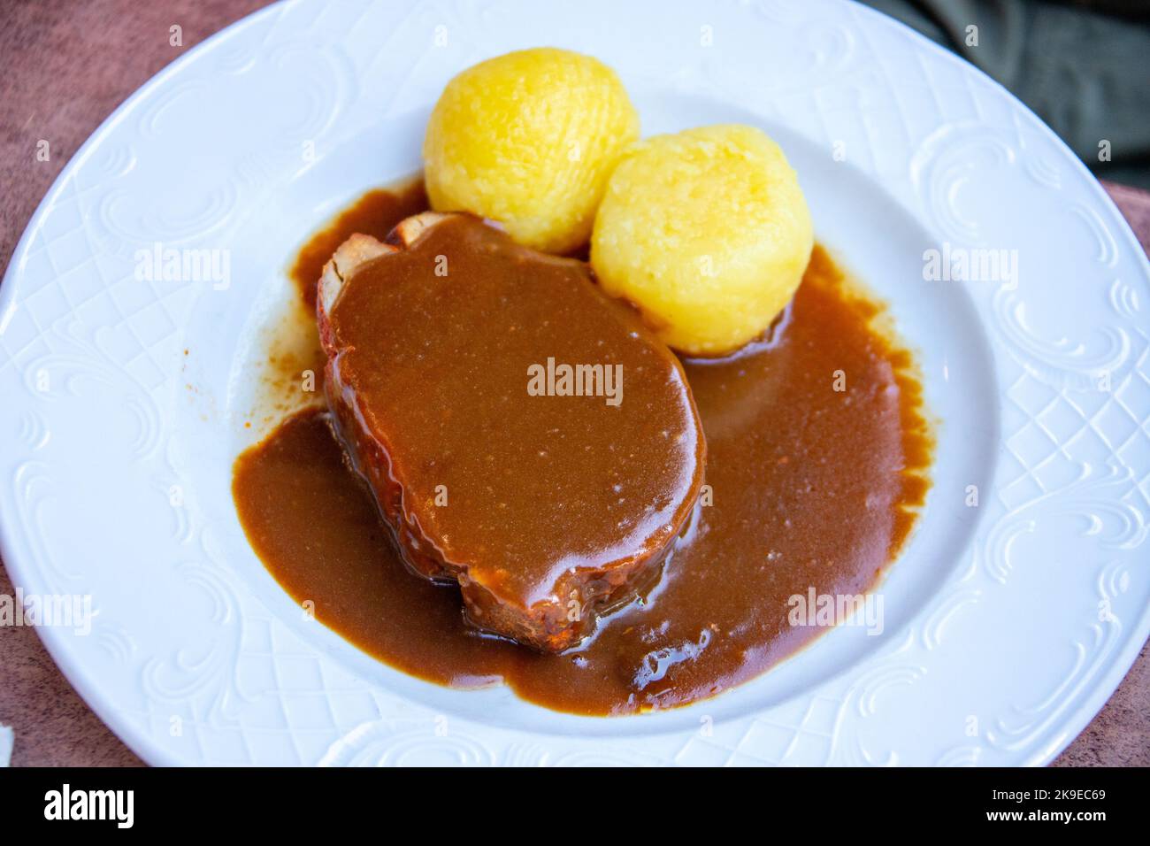 Rôti en pot avec sauce au bœuf et boulettes de pommes de terre, Brauhaus Kloster Machern, Bernkastel-Kues, Allemagne Banque D'Images