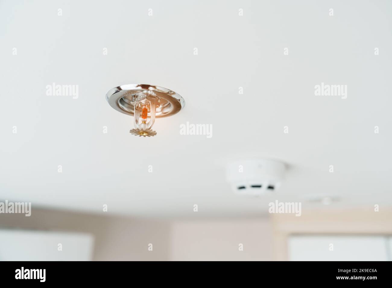 Détecteur d'incendie et détecteur de fumée monté sur le toit de la maison ou de l'appartement. Concept de sécurité et de conflagration Banque D'Images