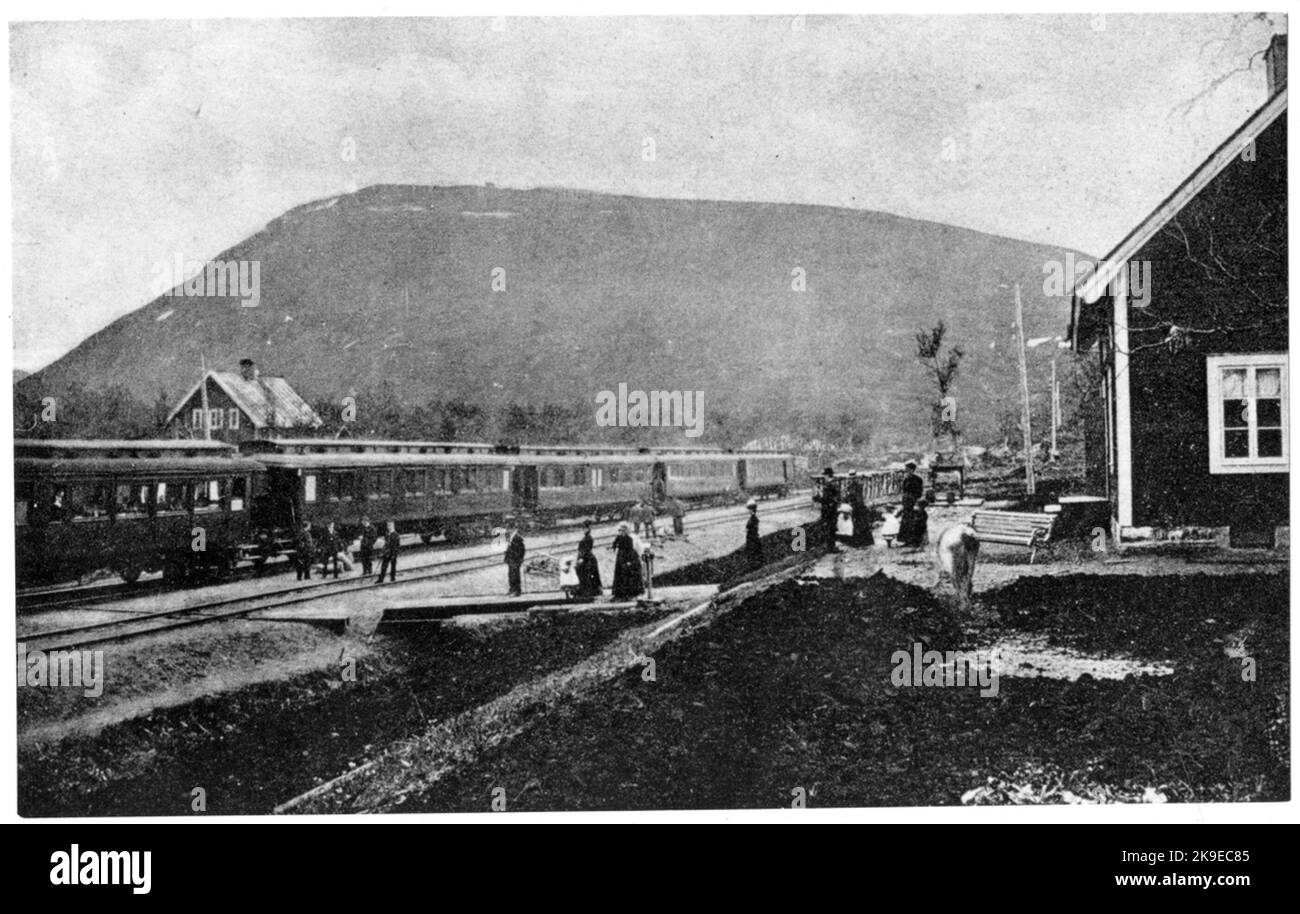 La Laponie Express à Björkliden Station.station construite en 1902. Maison de station d'un étage en bois, modernisée en 1933. Banque D'Images