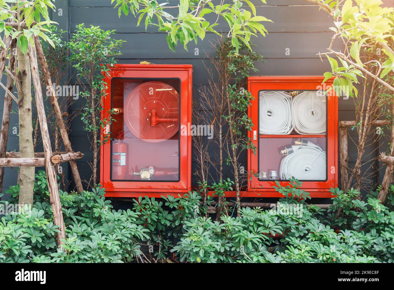 Extincteur et système de pompe à eau au mur, équipement d'urgence puissant pour l'appartement et l'hôtel Banque D'Images