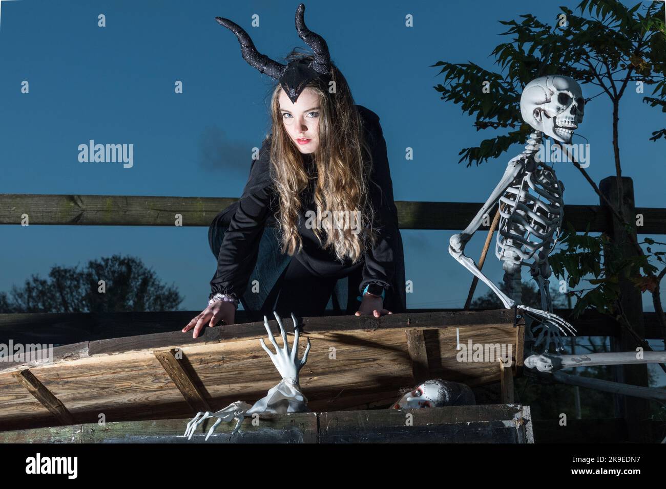 Bartlemy, Cork, Irlande. 27th octobre 2022. Katie Barry aka Maleficent vérifie un cercueil alors qu'elle se prépare pour le week-end d'halloween à Bartlemy, Co. Cork, Irlande. - Crédit; David Creedon / Alamy Live News Banque D'Images