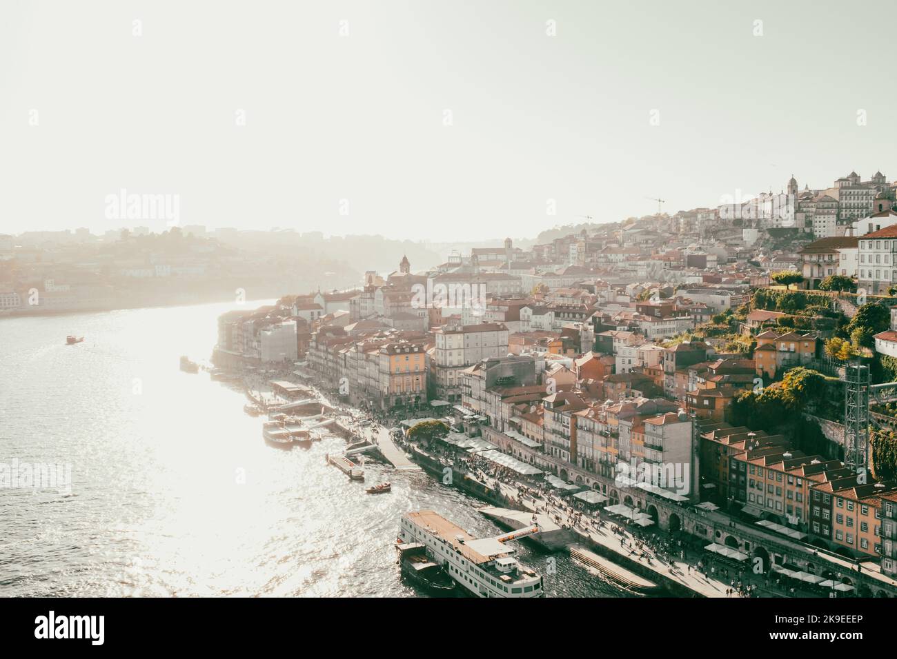 Le paysage urbain de Porto au-dessus de la rive du Douro, avec le soleil qui brille et qui brille lors d'une journée d'été Banque D'Images
