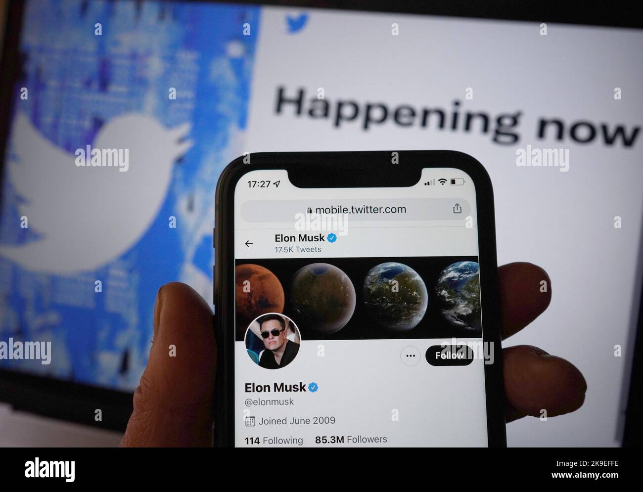 Photo du fichier en date du 26/04/22 de l'application Twitter de médias sociaux montrant Elon Musk tournant sur un téléphone mobile à Londres. Musk est maintenant en charge de Twitter et a évincé ses trois cadres supérieurs. Les sources du jeudi soir (début du vendredi matin au Royaume-Uni) ne diraient pas si tous les documents de l'accord, initialement évalués à 44 milliards de dollars (£38 milliards), avaient été signés ou s'ils avaient été fermés. Banque D'Images