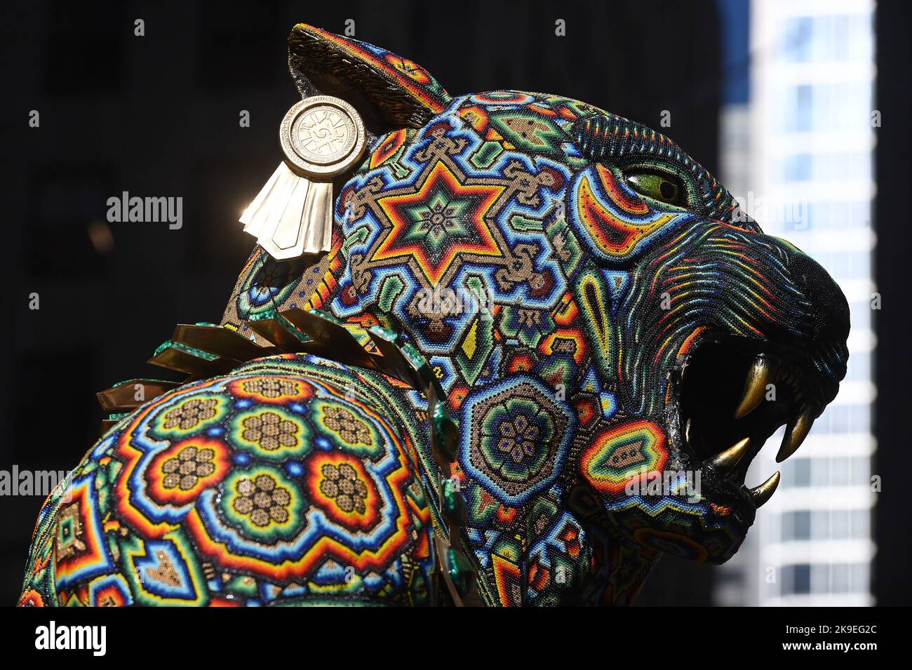 New York, États-Unis. 27th octobre 2022. Une grande sculpture intitulée Guerrero Jaguar par l'artiste Machaca se tient au Rockefeller Center dans le cadre de la célébration annuelle 2nd de la semaine du Mexique: Dia de Muertos, New York, NY, 27 octobre 2022. (Photo par Anthony Behar/Sipa USA) crédit: SIPA USA/Alay Live News Banque D'Images