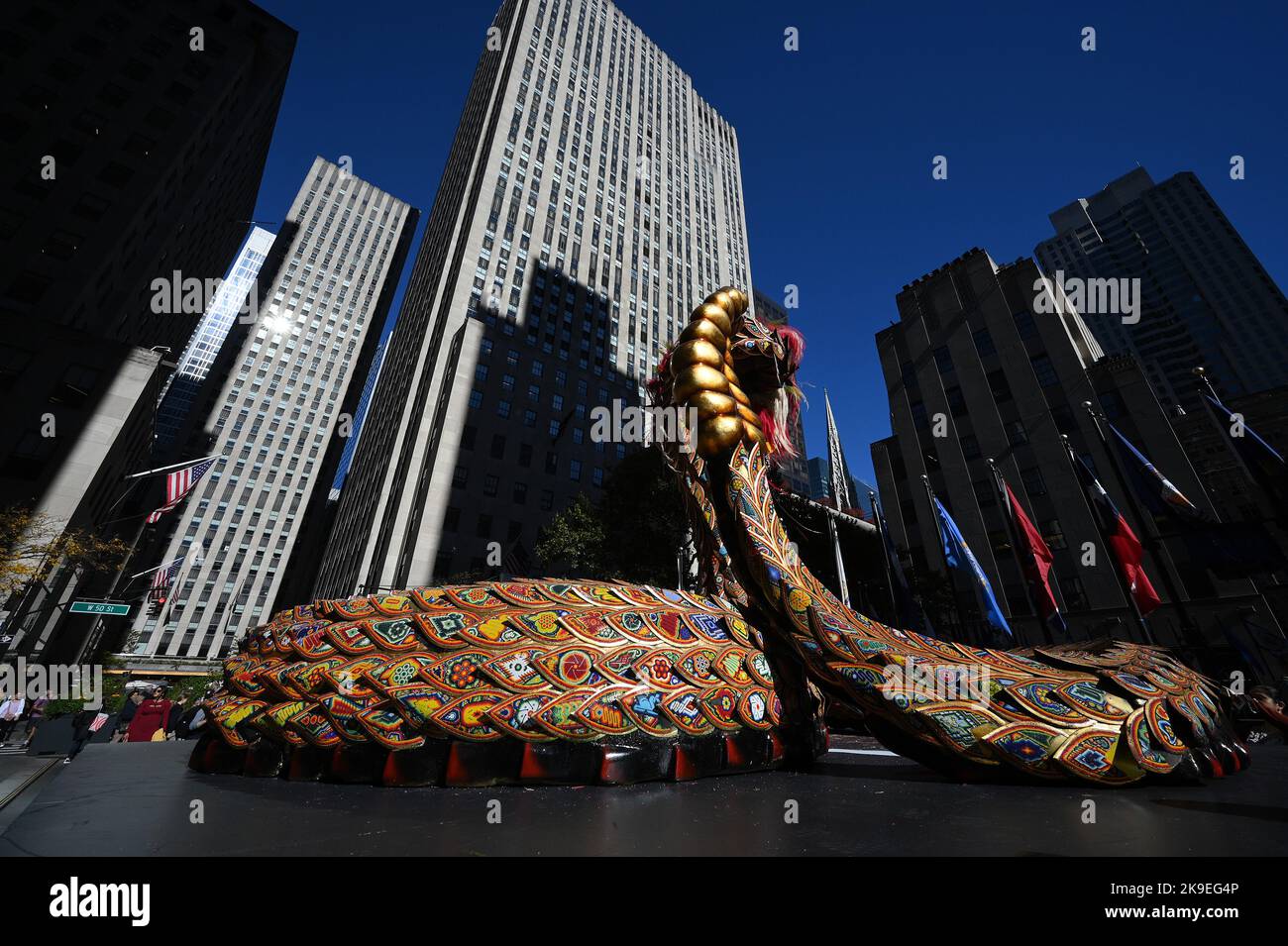 Une grande sculpture de serpent intitulée Quetzalcoatl par l'artiste Machaca se tient au Rockefeller Center dans le cadre de la célébration annuelle 2nd de la semaine du Mexique: Dia de Muertos, New York, NY, 27 octobre 2022. (Photo par Anthony Behar/Sipa USA) crédit: SIPA US/Alay Live News Banque D'Images
