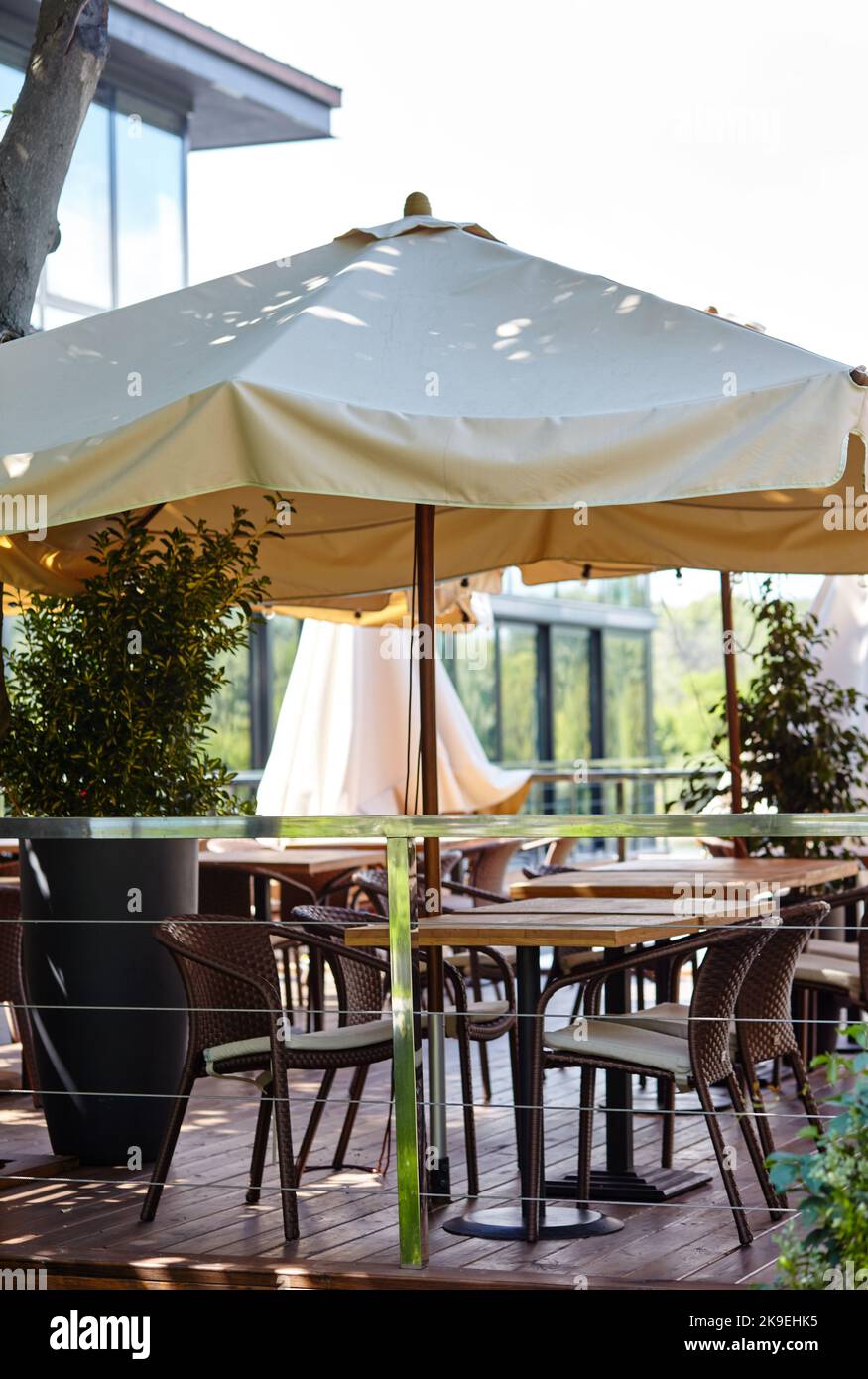 Parasol de la terrasse du restaurant avec ampoules. Extérieur moderne du  café d'été. Image floue, mise au point sélective Photo Stock - Alamy