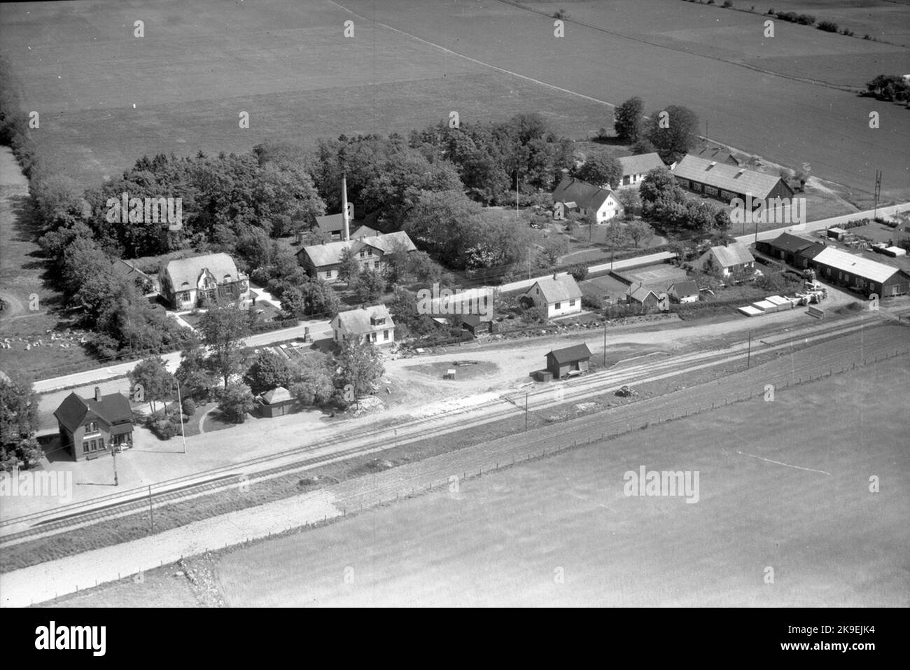 Photo aérienne au-dessus de l'arrêt de station construit en 1906. Maison de station d'un étage et demi en brique Banque D'Images