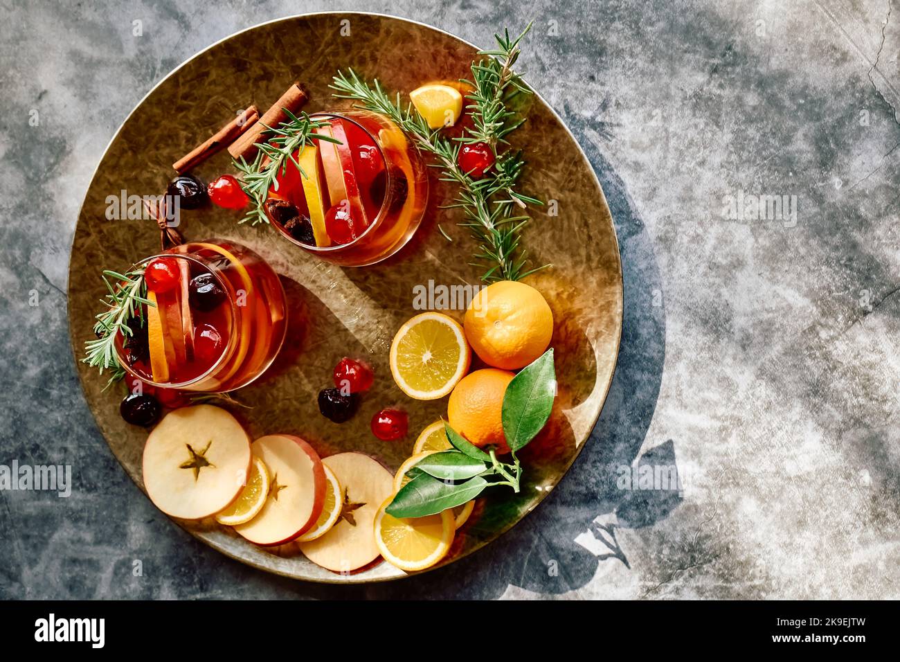 Vin chaud ou sangria de noël aux épices aromatiques, aux pommes, aux cerises et aux agrumes. Traditionnel Noël festive boisson chaude épicée à l'orange Banque D'Images