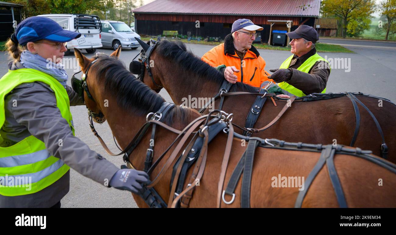 Hansen, Allemagne. 27th octobre 2022. Klaus-Dieter Gärtner (M) donne aux participants des cours Johannes Hände (r) et Karin Ludwig des conseils sur l'exploitation des poneys pendant le cours pour le permis de conduire A. quiconque conduit un chariot peut faire beaucoup de choses mal. Le permis de conduire a été introduit pour réduire le nombre d'accidents. Credit: Philipp Schulze/dpa/Alamy Live News Banque D'Images