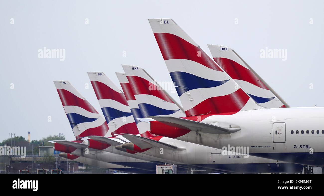 Photo du dossier datée du 19/01/22 d'une ligne d'avions British Airways. Le propriétaire de British Airways et d'Iberia a vu ses revenus se rétablir à des niveaux antérieurs à la pandémie et a révélé qu'ils ont retrouvé leurs bénéfices au troisième trimestre. Le Groupe International Consolidated Airlines (IAG) a enregistré un bénéfice d'exploitation de 1,2 milliards d'euros (£1 milliards) au cours des trois mois en direction de 30 septembre, après avoir enregistré une perte de 452 millions d'euros (£390 millions) l'an dernier. Date de publication : vendredi 28 octobre 2022. Banque D'Images