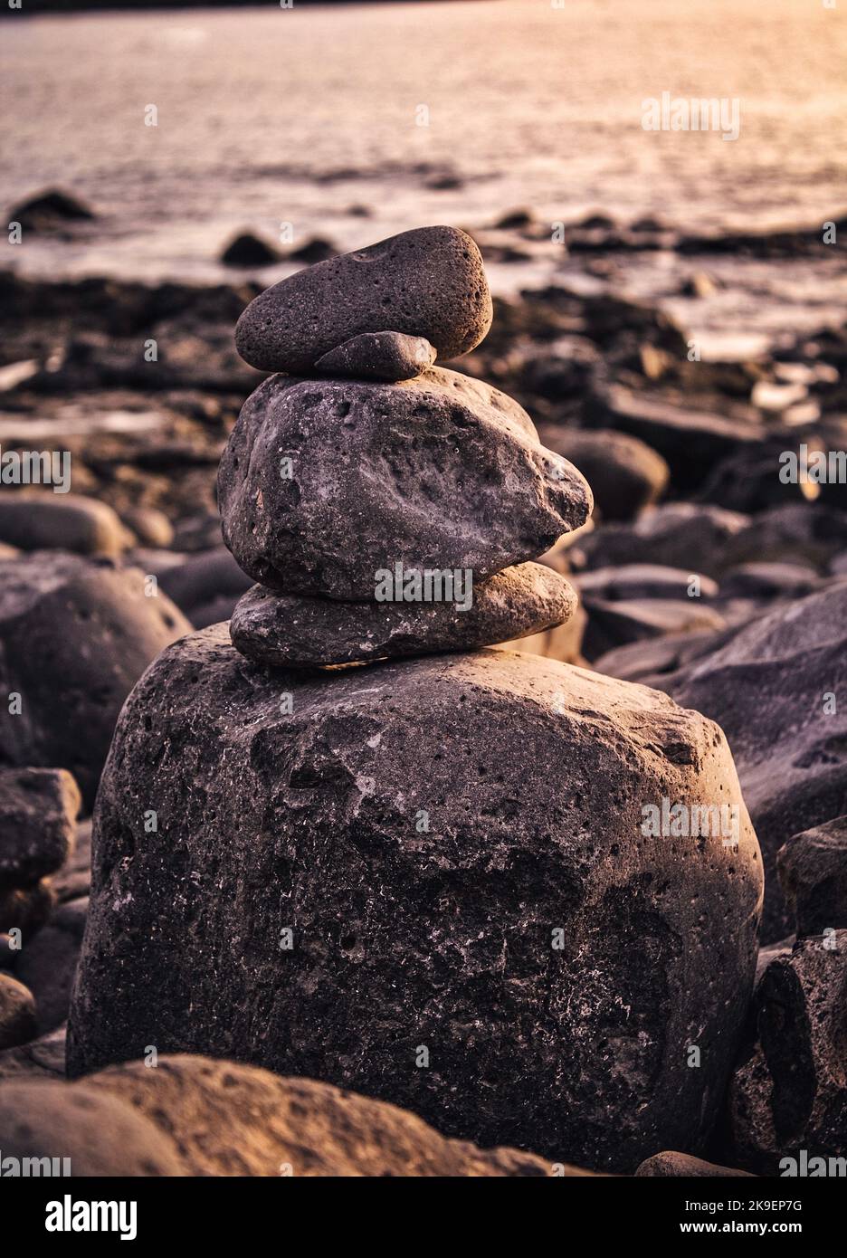 Pierres équilibrées l'une sur l'autre pour construire un cairn à la plage Banque D'Images