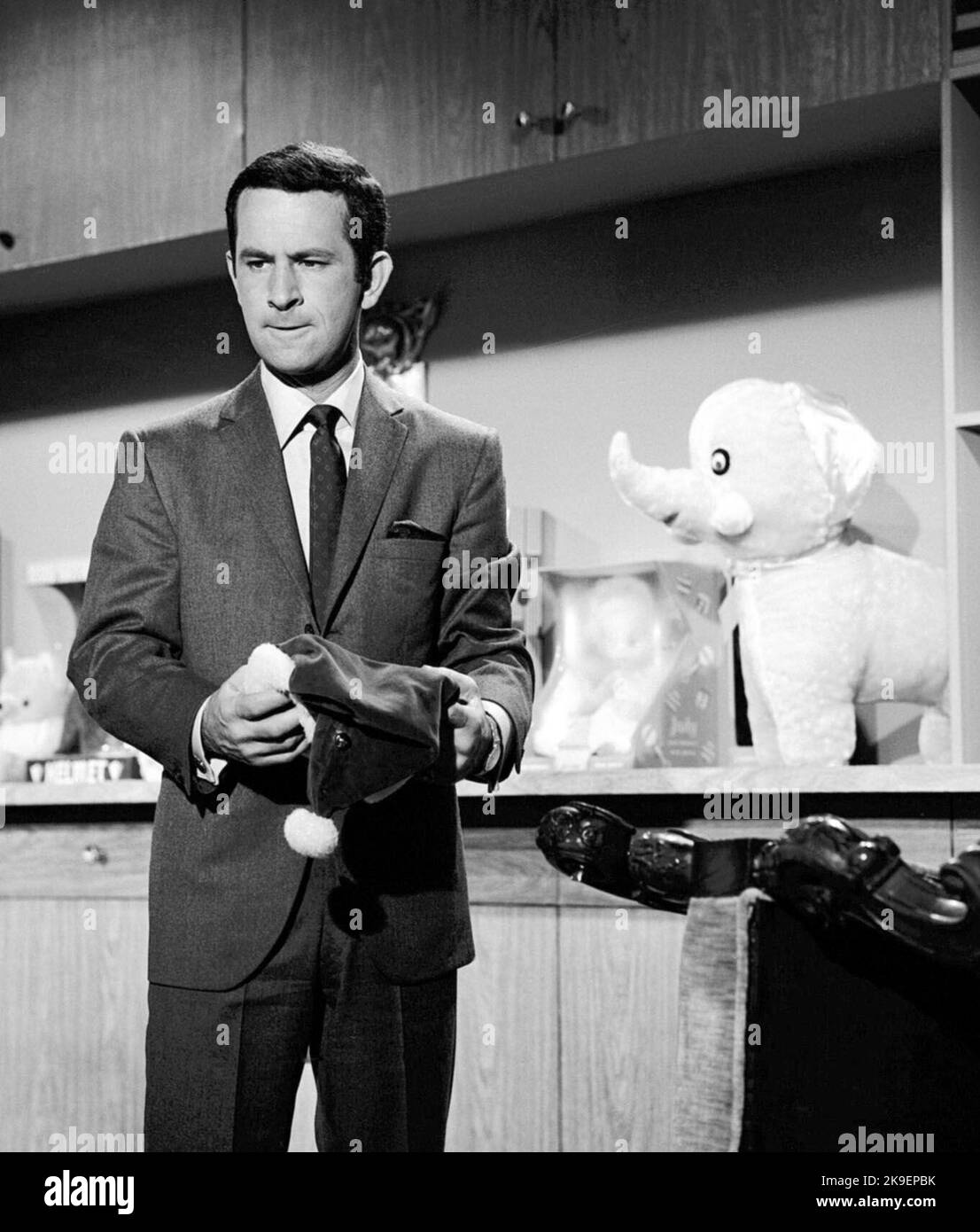 DON ADAMS dans GET SMART (1965), dirigé par GARY NELSON, DON ADAMS et BRUCE BILSON. Crédit : CBS TV/NBC/Album Banque D'Images