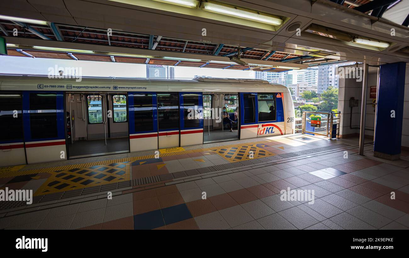 Kuala Lumpur, Malaisie - 21 août 2022 : train du système de transport public Rapid KL à la plate-forme de la gare de Jaya asiatique. Chemin de fer Banque D'Images