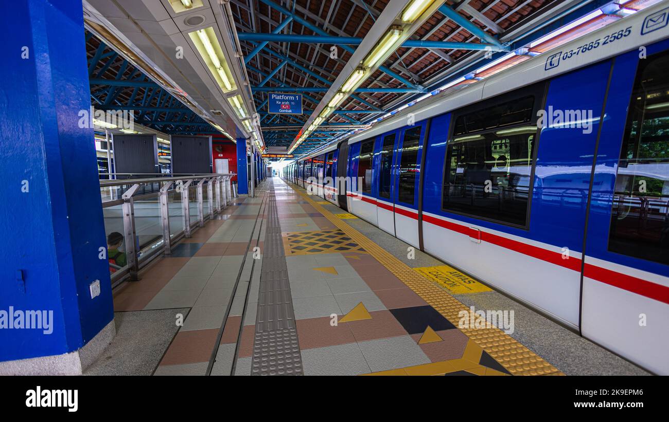 Kuala Lumpur, Malaisie - 21 août 2022 : à la plate-forme de la gare centrale de KL ou de KL Sentral, un train MRT du réseau de trains Rapid KL s'arrête. Public Banque D'Images