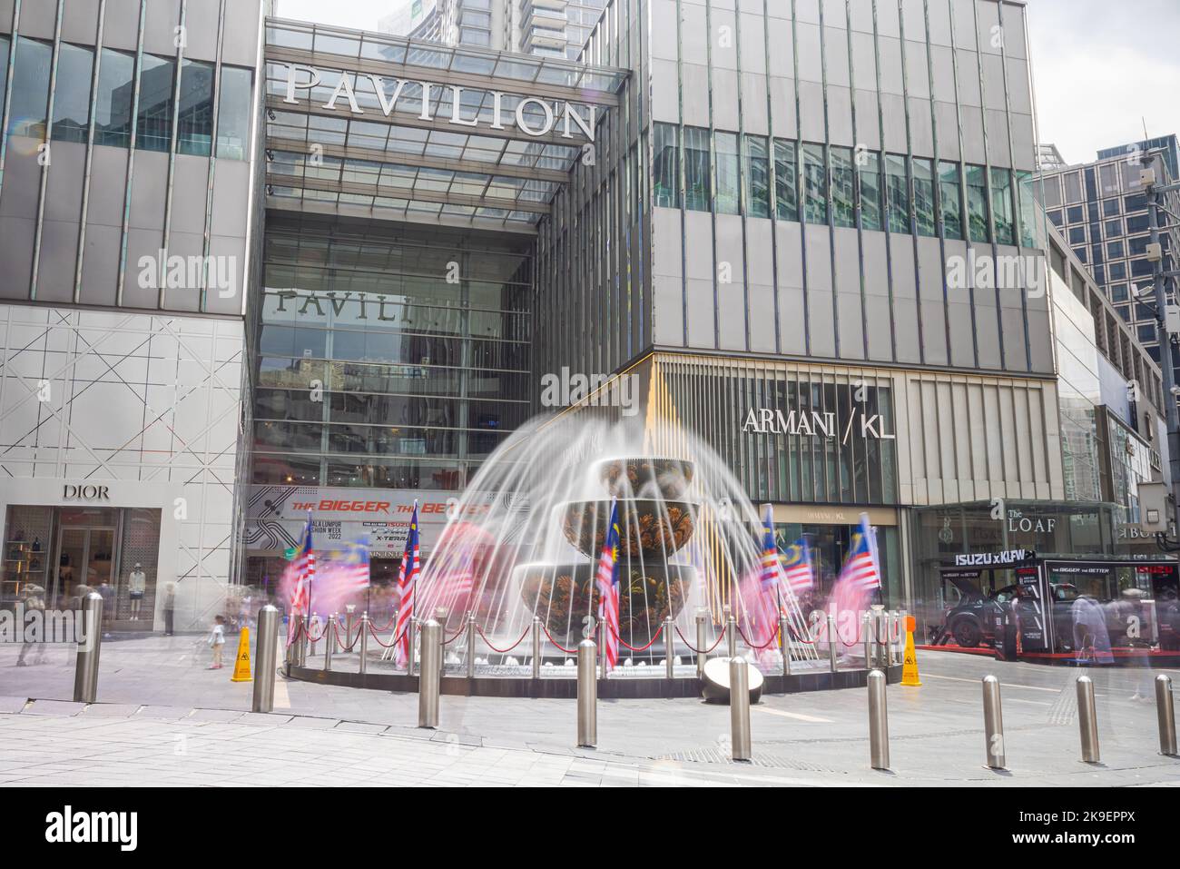 Kuala Lumpur, Malaisie - 21 août 2022 : image longue exposition de la fontaine de cristal du Pavillon devant le centre commercial du Pavillon dans le centre-ville o Banque D'Images