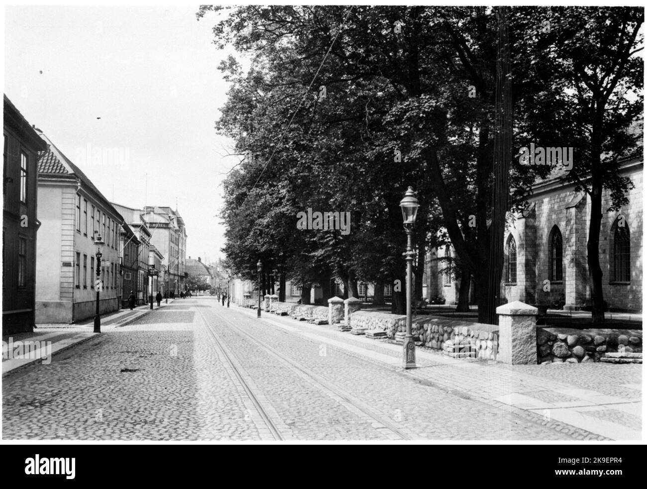 Kullerstensgata à Jönköping avec l'église de Sofia sur la droite. Banque D'Images