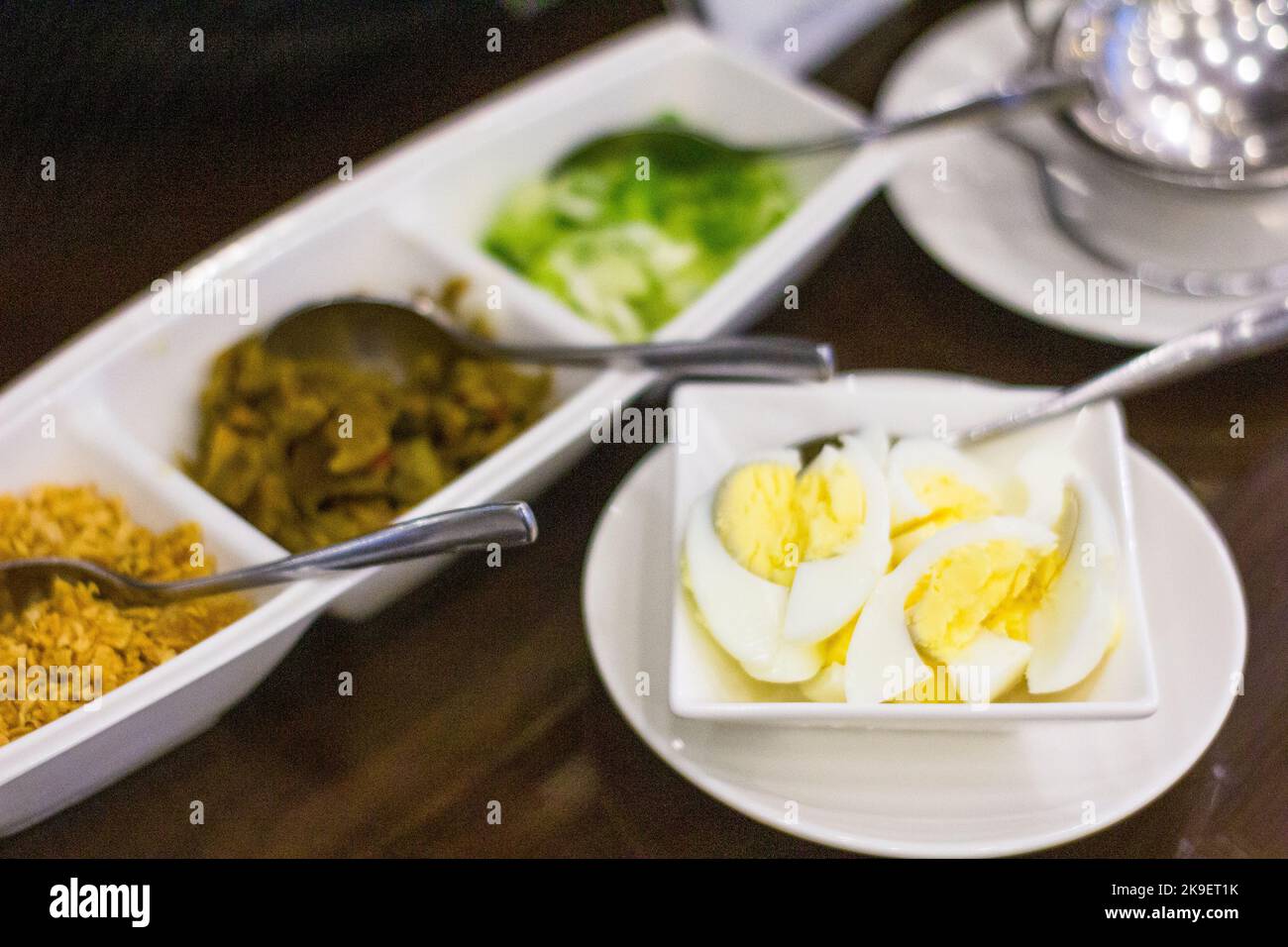 Garnitures de soupe de nouilles et condiments dans un restaurant buffet de complexe hôtelier à Palawan, Philippines Banque D'Images